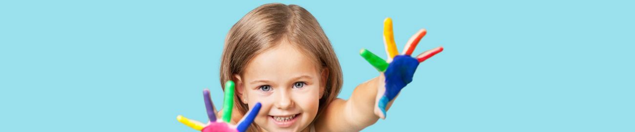 alt="Klein meisje steekt geverfde handjes uit"