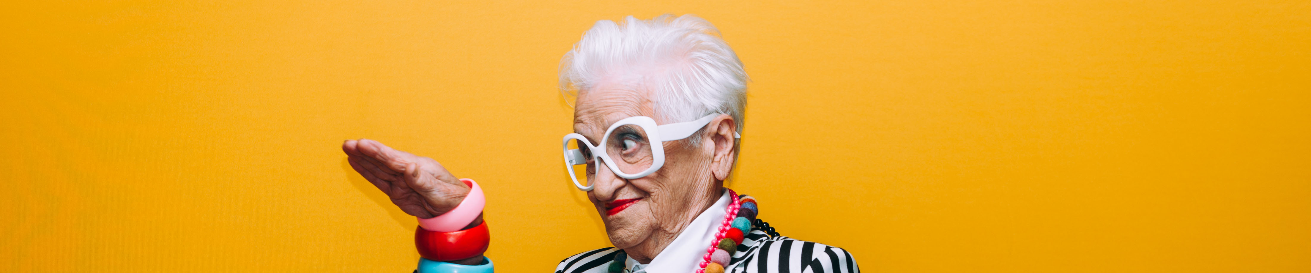 alt="hippe oude dame maakt dansend gebaar"