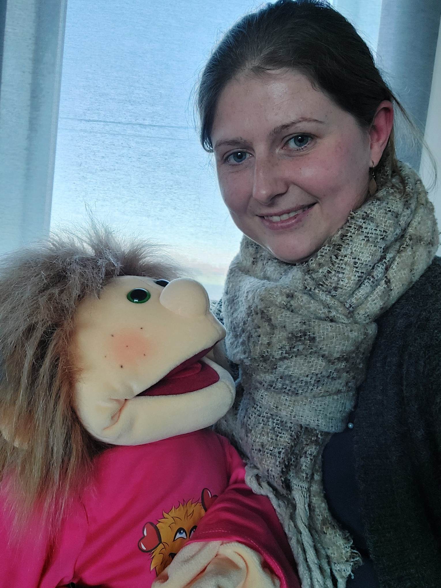 Portret Liselot Ameloot cursist zorgkundige met pop in de handen