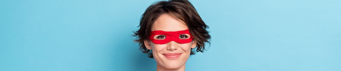 alt="gezicht lachende vrouw met rood masker superheld"